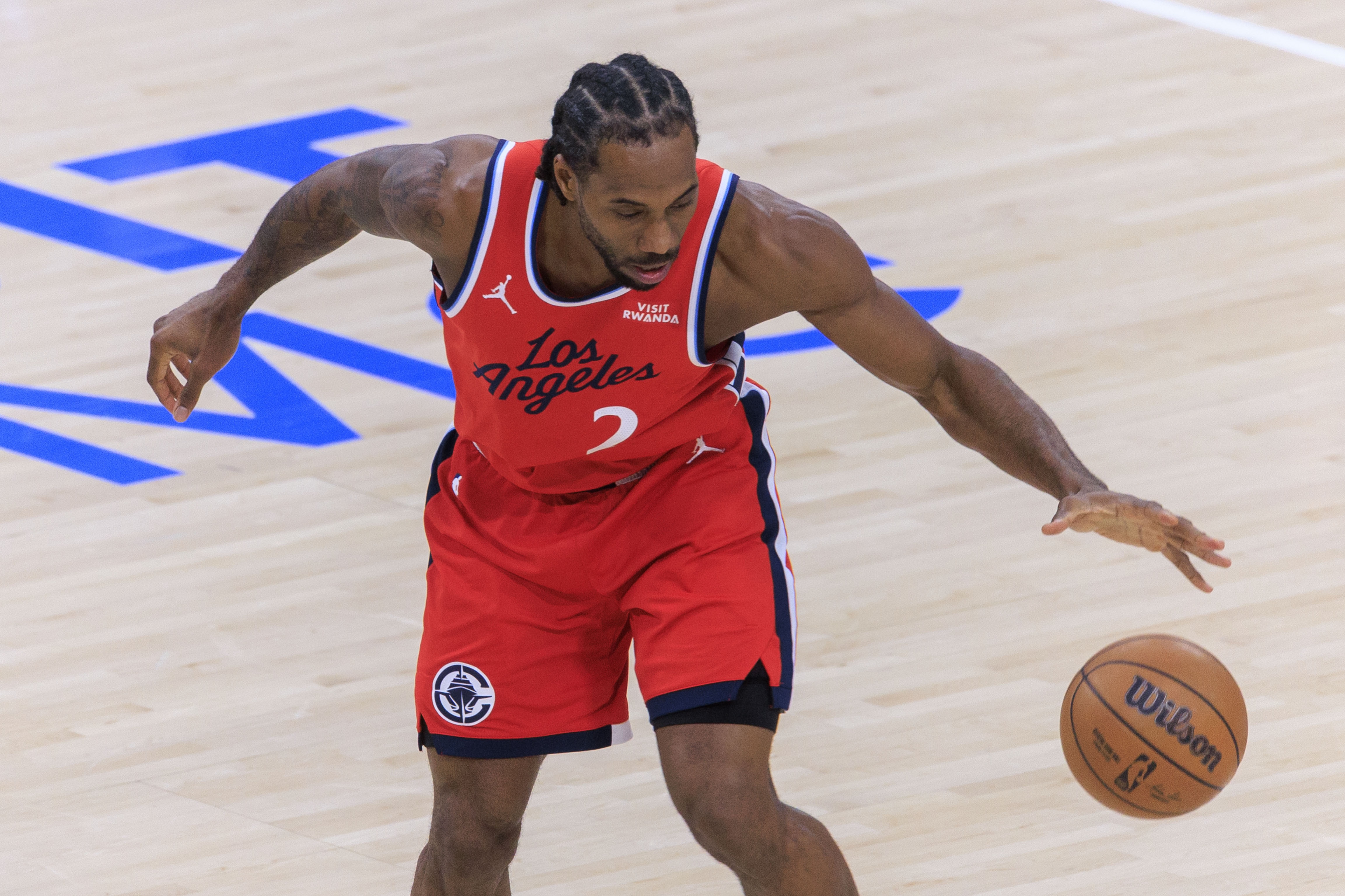 182体育官方注册网址-记者：我一直反对过度吹捧伦纳德 但过去45天里他是联盟前8级别